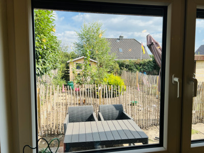 Der Ausblick aus unserem Fenster zu den Hühnern Der Ausblick aus unserem Fenster zu den Hühnern